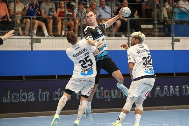 15.08.2025, xgox, Handball, Wartburg Cup, ThSV Eisenach - Skanderborg Handbold emspor v.l. Max Beneke (Eisenach) wirft Tor, Torschuetze, erzielt Tor, Treffer, scores the goal Eisenach