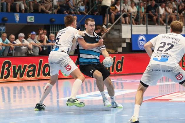 15.08.2025, xgox, Handball, Wartburg Cup, ThSV Eisenach - Skanderborg Handbold emspor v.l. Emil Laerke (Skanderborg, 15), Max Beneke (Eisenach) Zweikampf, Duell, Kampf, tackle Eisenach
