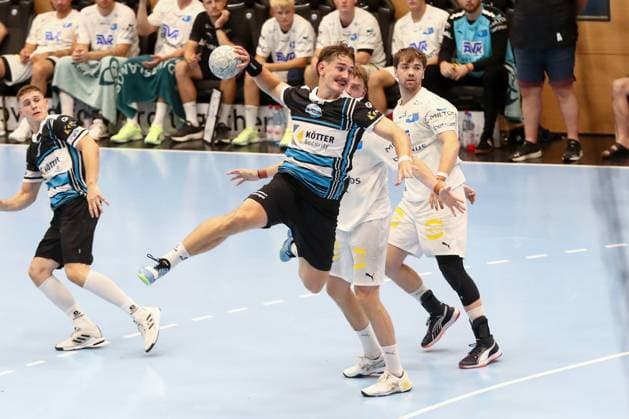 15.08.2025, xgox, Handball, Wartburg Cup, ThSV Eisenach - Skanderborg Handbold emspor v.l. Felix Aellen (Eisenach, 22) wirft Tor, Torschuetze, erzielt Tor, Treffer, scores the goal Eisenach