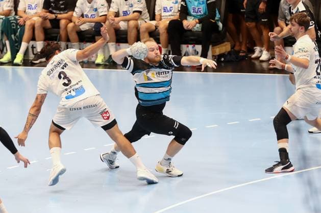15.08.2025, xgox, Handball, Wartburg Cup, ThSV Eisenach - Skanderborg Handbold emspor v.l. Donni Kristjansson (Skanderborg, 3), Peter Walz (Eisenach, 14) wirft Tor, Torschuetze, erzielt Tor, Treffer, scores the goal Zweikampf, Duell, Kampf, tackle Eisenach