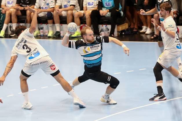 15.08.2025, xgox, Handball, Wartburg Cup, ThSV Eisenach - Skanderborg Handbold emspor v.l. Donni Kristjansson (Skanderborg, 3), Peter Walz (Eisenach, 14) wirft Tor, Torschuetze, erzielt Tor, Treffer, scores the goal Zweikampf, Duell, Kampf, tackle Eisenach