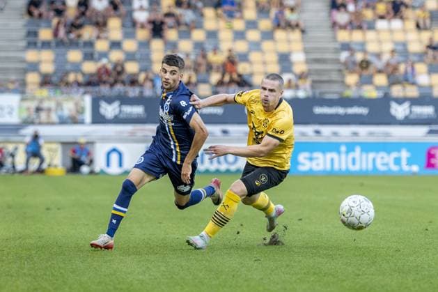 KERKRADE , 15-08-2025 , Parkstad Limburg Stadium , season 2025 2026 , Dutch Keuken Kampioen Divisie football , match between Roda JC and De Graafschap , Picture shows Dimitrios Theodoridis of De Graafschap and Tim Köther of Roda JC Roda JC - De Graafschap  x30511175x Copyright: