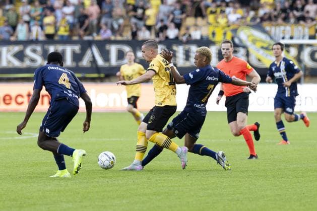 KERKRADE , 15-08-2025 , Parkstad Limburg Stadium , season 2025 2026 , Dutch Keuken Kampioen Divisie football , match between Roda JC and De Graafschap , Picture shows Jevon Simons of De Graafschap and Tim Köther of Roda JC Roda JC - De Graafschap  x30511186x Copyright: