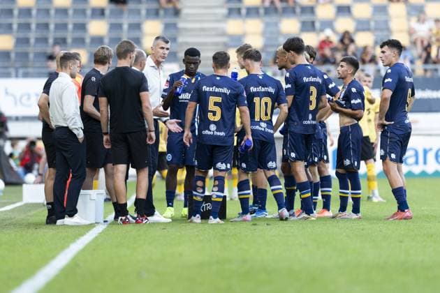 KERKRADE , 15-08-2025 , Parkstad Limburg Stadium , season 2025 2026 , Dutch Keuken Kampioen Divisie football , match between Roda JC and De Graafschap , Picture shows Marinus Dijkhuizen coach of De Graafschap instructing his team during a water break Roda JC - De Graafschap  x30511187x Copyright: