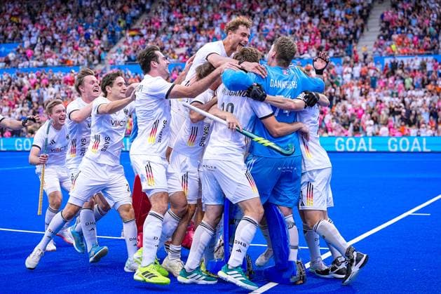 16.08.2025, xydrx, Herren EuroHockey Championship 2025, Finale, Niederlande - Deutschland, Sparkassenpark Mönchengladbach: die Deutsche Nationalmannschaft bejubelt den Sieg im Finale, Nordrhein-Westfahlen Deutschland
