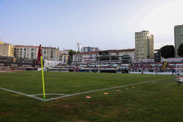 Portugal, Amadora, Lissabon 2025.08.16 xJFx 2.Spieltag Liga Portugal Estrela Amadora - S.L.Benfica v.l., Innenansicht Estadio Jose Gomes Copyright: JoaquimxFerreira