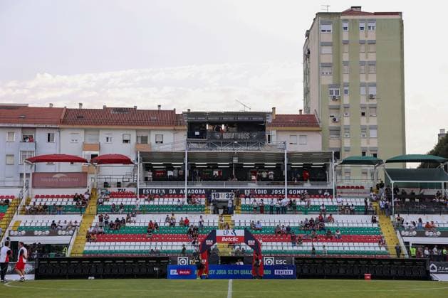 Portugal, Amadora, Lissabon 2025.08.16 xJFx 2.Spieltag Liga Portugal Estrela Amadora - S.L.Benfica v.l., Innenansicht Estadio Jose Gomes, Haupttribüne Copyright: JoaquimxFerreira
