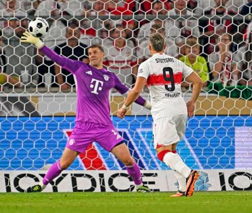 16.08.2025, Fussball Bundesliga 2025 2026, Franz-Beckenbauer-Supercup, VfB Stuttgart - FC Bayern München, in der MHP-Arena (Stuttgart). Torwart Manuel Neuer (FC Bayern München) parriert den Ball. v.l. Torwart Manuel Neuer (FC Bayern München) und Ermedin Demirovic (Stuttgart)
