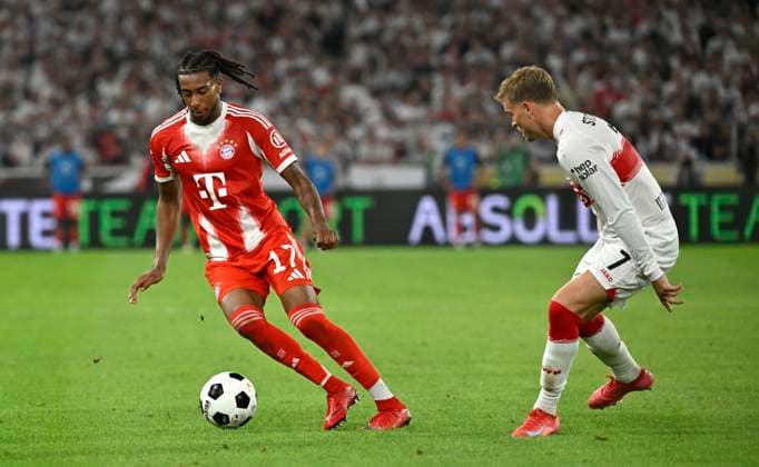 Zweikampf, Aktion Michael Olise FC Bayern Muenchen FCB (17) gegen Maximilian Mittelstaedt VfB Stuttgart (07) VfB Stuttgart vs FC Bayern Muenchen FCB 16.08.2025 Franz-Beckenbauer-Supercup 2025 DFL REGULATIONS PROHIBIT ANY USE OF PHOTOGRAPHS AS IMAGE SEQUENCES AND OR QUASI-VIDEO VfB Stuttgart vs FC Bayern Muenchen FCB