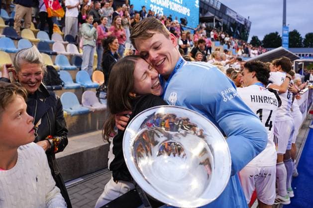 16.08.2025, xydrx, Herren EuroHockey Championship 2025, Finale, Niederlande - Deutschland, Sparkassenpark Mönchengladbach: Jean-Paul Danneberg (GER 74) und seine Freundin freuen sich über den Sieg im Finale, Nordrhein-Westfahlen Deutschland