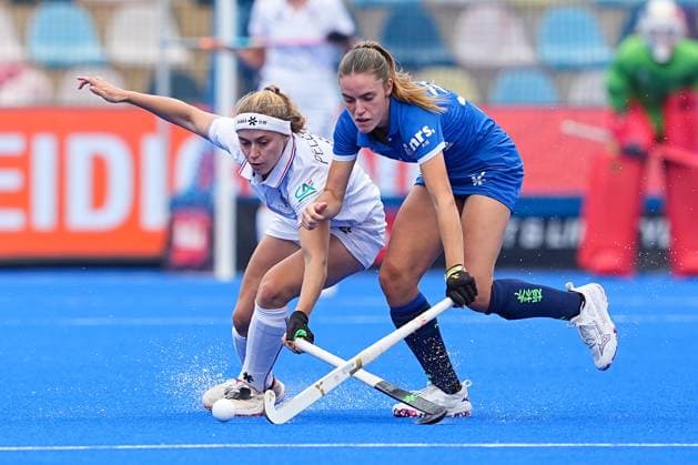 17.08.2025, xydrx, Frauen EuroHockey Championship 2025, Gruppe C, Frankreich - Schottland, Sparkassenpark Mönchengladbach: Marie-Alice Pelletier Rimbert (FRA 6) im Zweikampf gegen Ava Findlay (SCO 37) Nordrhein-Westfahlen Deutschland