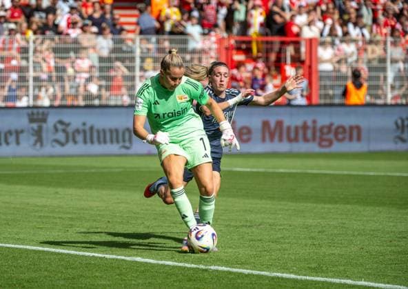 Fußball, Frauen, Testspiel, Saison 2025 2026, 1. FC Union Berlin - Real Madrid, v. l. Torfrau Cara Bösl (1. Frauen 1. FC Union), Eva Navarro (Real Madrid), 17.08. 2025, Copyright: xMatthiasxKochx