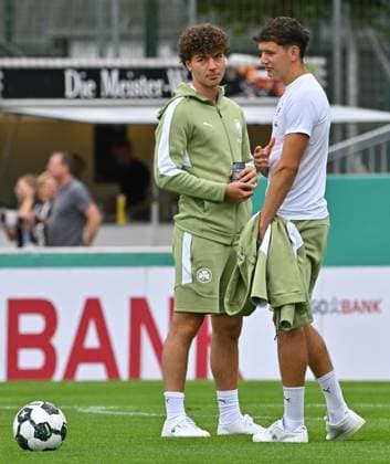 17.08.2025 - Fussball - Saison 2025 2026 - DFB Pokal Vereinspokal - 01. Runde: TUS Blau Weiß BW Lohne BWL - SpVgg Greuther Fürth ( Kleeblatt ) - Sportfoto Zink MeZi - xmexzix - regulations prohibit any use of photographs as image sequences and or quasi-video - Raul Marita (38, SpVgg Greuther Fürth, links ) Jakob Engel (35,SpVgg Greuther Fürth )