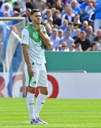 17.08.2025 - Fussball - Saison 2025 2026 - DFB Pokal Vereinspokal - 01. Runde: TUS Blau Weiß BW Lohne BWL - SpVgg Greuther Fürth ( Kleeblatt ) - Sportfoto Zink MeZi - xmexzix - regulations prohibit any use of photographs as image sequences and or quasi-video - Branimir Hrgota (10, SpVgg Greuther Fürth ) Kapitän Spielführer Mannschaftskapitän
