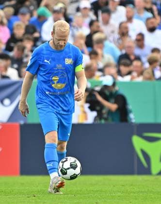 17.08.2025 - Fussball - Saison 2025 2026 - DFB Pokal Vereinspokal - 01. Runde: TUS Blau Weiß BW Lohne BWL - SpVgg Greuther Fürth ( Kleeblatt ) - Sportfoto Zink MeZi - xmexzix - regulations prohibit any use of photographs as image sequences and or quasi-video - Thorsten Tönnies (21, BW Lohne ) Kapitän Spielführer Mannschaftskapitän