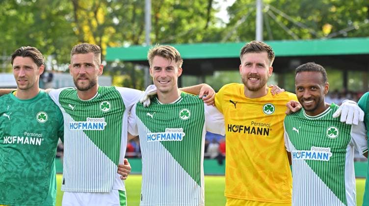 17.08.2025 - Fussball - Saison 2025 2026 - DFB Pokal Vereinspokal - 01. Runde: TUS Blau Weiß BW Lohne BWL - SpVgg Greuther Fürth ( Kleeblatt ) - Sportfoto Zink MeZi - xmexzix - regulations prohibit any use of photographs as image sequences and or quasi-video - von links : Nils Körber (1, SpVgg Greuther Fürth ) Dennis Srbeny (7, SpVgg Greuther Fürth ) Gian Luca Gian-Luca Itter (27, SpVgg Greuther Fürth ) Pelle Boevink (26, SpVgg Greuther Fürth ) Julian Green (37, SpVgg Greuther Fürth ) Jubel Freude nach Spielende