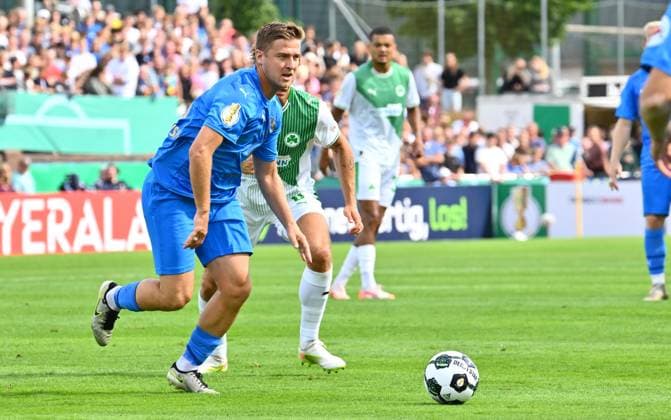 17.08.2025 - Fussball - Saison 2025 2026 - DFB Pokal Vereinspokal - 01. Runde: TUS Blau Weiß BW Lohne - SpVgg Greuther Fürth ( Kleeblatt ) - Sportfoto Zink - xwoxzix - regulations prohibit any use of photographs as image sequences and or quasi-video - Martin Kobylanski (18, BW Lohne )