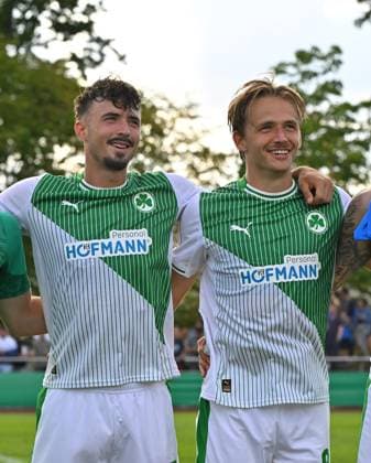 17.08.2025 - Fussball - Saison 2025 2026 - DFB Pokal Vereinspokal - 01. Runde: TUS Blau Weiß BW Lohne BWL - SpVgg Greuther Fürth ( Kleeblatt ) - Sportfoto Zink MeZi - xmexzix - regulations prohibit any use of photographs as image sequences and or quasi-video - Noah König (17, SpVgg Greuther Fürth, links ) Mathias Flaga Olesen (8, SpVgg Greuther Fürth, rechts ) Jubel Freude nach Spielende