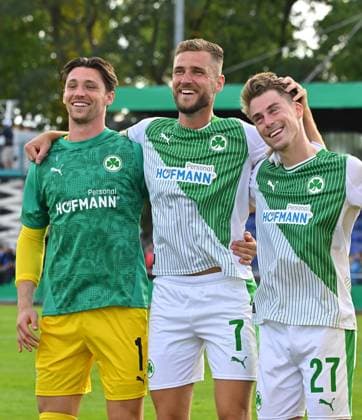 17.08.2025 - Fussball - Saison 2025 2026 - DFB Pokal Vereinspokal - 01. Runde: TUS Blau Weiß BW Lohne BWL - SpVgg Greuther Fürth ( Kleeblatt ) - Sportfoto Zink MeZi - xmexzix - regulations prohibit any use of photographs as image sequences and or quasi-video - Nils Körber (1, SpVgg Greuther Fürth ) Dennis Srbeny (7, SpVgg Greuther Fürth ) Gian Luca Gian-Luca Itter (27, SpVgg Greuther Fürth ) Jubel Freude nach Spielende