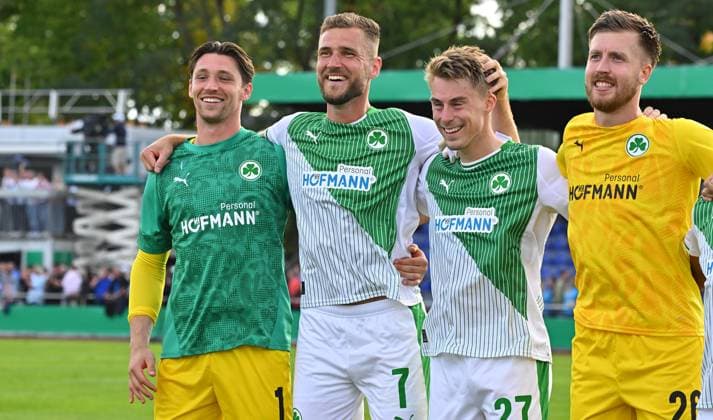 17.08.2025 - Fussball - Saison 2025 2026 - DFB Pokal Vereinspokal - 01. Runde: TUS Blau Weiß BW Lohne BWL - SpVgg Greuther Fürth ( Kleeblatt ) - Sportfoto Zink MeZi - xmexzix - regulations prohibit any use of photographs as image sequences and or quasi-video - von links : Nils Körber (1, SpVgg Greuther Fürth ) Dennis Srbeny (7, SpVgg Greuther Fürth ) Gian Luca Gian-Luca Itter (27, SpVgg Greuther Fürth ) Pelle Boevink (26, SpVgg Greuther Fürth ) Jubel Freude nach Spielende