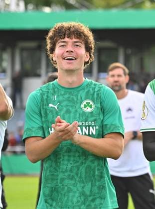 17.08.2025 - Fussball - Saison 2025 2026 - DFB Pokal Vereinspokal - 01. Runde: TUS Blau Weiß BW Lohne BWL - SpVgg Greuther Fürth ( Kleeblatt ) - Sportfoto Zink MeZi - xmexzix - regulations prohibit any use of photographs as image sequences and or quasi-video - Raul Marita (38, SpVgg Greuther Fürth ) Jubel Freude nach Spielende