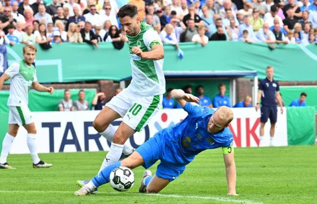 17.08.2025 - Fussball - Saison 2025 2026 - DFB Pokal Vereinspokal - 01. Runde: TUS Blau Weiß BW Lohne - SpVgg Greuther Fürth ( Kleeblatt ) - Sportfoto Zink - xwoxzix - regulations prohibit any use of photographs as image sequences and or quasi-video - Branimir Hrgota (10, SpVgg Greuther Fürth ) Thorsten Tönnies (21, BW Lohne )