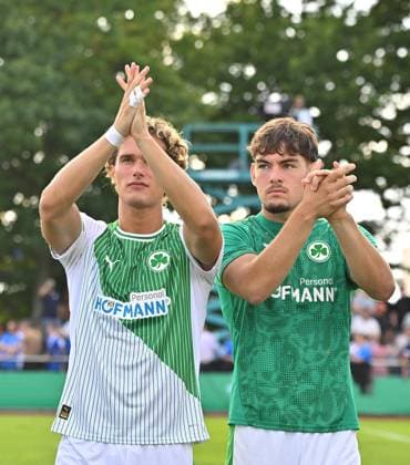 17.08.2025 - Fussball - Saison 2025 2026 - DFB Pokal Vereinspokal - 01. Runde: TUS Blau Weiß BW Lohne BWL - SpVgg Greuther Fürth ( Kleeblatt ) - Sportfoto Zink MeZi - xmexzix - regulations prohibit any use of photographs as image sequences and or quasi-video - Juan Cabrera (22, SpVgg Greuther Fürth ) Reno Münz Muenz (5, SpVgg Greuther Fürth, rechts ) nach Spielende