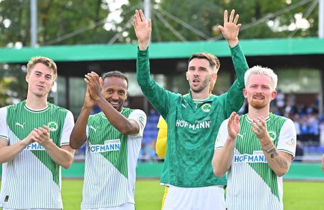 17.08.2025 - Fussball - Saison 2025 2026 - DFB Pokal Vereinspokal - 01. Runde: TUS Blau Weiß BW Lohne BWL - SpVgg Greuther Fürth ( Kleeblatt ) - Sportfoto Zink MeZi - xmexzix - regulations prohibit any use of photographs as image sequences and or quasi-video - von links : Gian Luca Gian-Luca Itter (27, SpVgg Greuther Fürth ) Julian Green (37, SpVgg Greuther Fürth ) Branimir Hrgota (10, SpVgg Greuther Fürth ) Jomaine Consbruch (14, SpVgg Greuther Fürth ) Jubel Freude nach Spielende