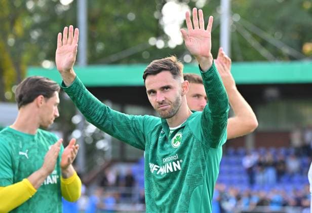17.08.2025 - Fussball - Saison 2025 2026 - DFB Pokal Vereinspokal - 01. Runde: TUS Blau Weiß BW Lohne BWL - SpVgg Greuther Fürth ( Kleeblatt ) - Sportfoto Zink MeZi - xmexzix - regulations prohibit any use of photographs as image sequences and or quasi-video - Branimir Hrgota (10, SpVgg Greuther Fürth ) vor Nils Körber (1, SpVgg Greuther Fürth, links ) Dennis Srbeny (7, SpVgg Greuther Fürth ) winkt Fans Fanblock zu