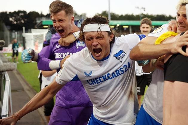18.08.2025, xrekx, Fussball DFB Pokal 1.Runde, Preußen Münster - Hertha BSC Berlin v.l. Hertha BSC bejubelt den Sieg Tjark Ernst (Hertha BSC) Fabian Reese (Hertha BSC) (DFL DFB REGULATIONS PROHIBIT ANY USE OF PHOTOGRAPHS as IMAGE SEQUENCES and or QUASI-VIDEO) Münster