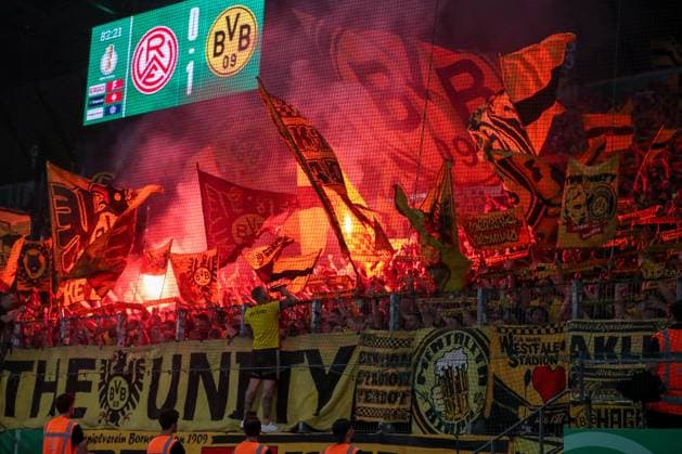 2025.08.18, Fußball, 1.Runde DFB-Pokal, Rot-Weiss Essen - Borussia Dortmund, Stadion Hafenstraße, Saison 2025 2026: Pyrotechnik im Gästeblock Feature Ultras Bengalisches feuer Gästekurve Fans Besucher Zuschauer Fahnen bengalisches Feuer Bengalos DFB regulations prohibit any use of photographs as image sequences and or quasi-video. Nordrhein-Westfalen Deutschland