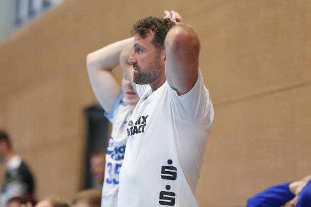 17.08.2025, xgox, Handball - Wartburg Cup ThSV Eisenach - TBV Lemgo-Lippe emspor, v.l. Florian Kehrmann (Lemgo, Trainer) nachdenklich Eisenach