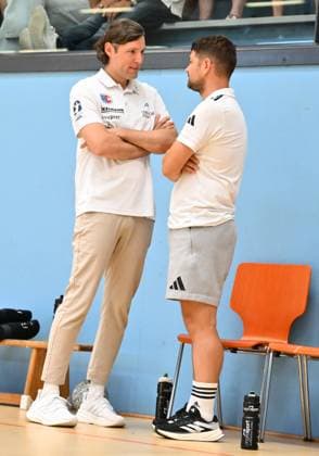 19.08.2025 - Handball - Saison 2025 2026 - Testspiel - Freundschaftsspiel : HC Erlangen HCE - Bregenz Handball - - xwoxzix - Johannes Sellin ( Trainer HC Erlangen HCE ) Prof. Dr. Matthias Obinger ( Kaderplaner HC Erlangen HCE )