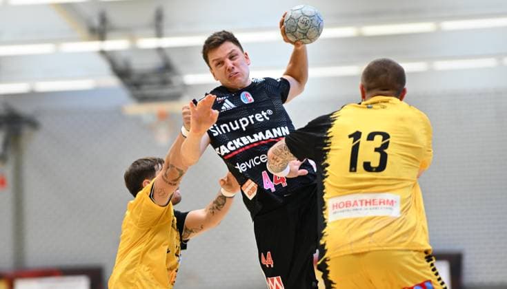 19.08.2025 - Handball - Saison 2025 2026 - Testspiel - Freundschaftsspiel : HC Erlangen HCE - Bregenz Handball - - xwoxzix - Christoph Steinert ( 44, HC Erlangen HCE ) gegen Tommaso Romei (11, Bregenz Handball ) Mindaugas Dumcius (13, Bregenz Handball )