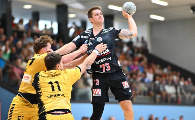19.08.2025 - Handball - Saison 2025 2026 - Testspiel - Freundschaftsspiel : HC Erlangen HCE - Bregenz Handball - - xwoxzix - Viggo Kristjansson (73, HC Erlangen HCE ) gegen Dian Ramic (57, Bregenz Handball ) Tommaso Romei (11, Bregenz Handball )