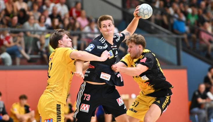 19.08.2025 - Handball - Saison 2025 2026 - Testspiel - Freundschaftsspiel : HC Erlangen HCE - Bregenz Handball - - xwoxzix - Viggo Kristjansson (73, HC Erlangen HCE ) gegen Louis Mönch (32, Bregenz Handball ) Dian Ramic (57, Bregenz Handball )
