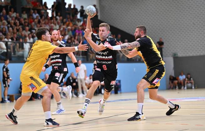 19.08.2025 - Handball - Saison 2025 2026 - Testspiel - Freundschaftsspiel : HC Erlangen HCE - Bregenz Handball - - xwoxzix - Sander Andreassen Overjordet ( 8, HC Erlangen HCE ) gegen Tommaso Romei (11, Bregenz Handball ) Mindaugas Dumcius (13, Bregenz Handball )