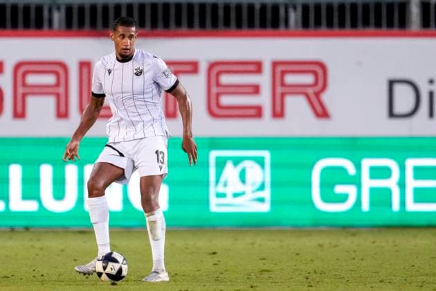 Yannick Osee (SVS, 13), am Ball, Freisteller, Ganzkörper, Einzelbild, Einzelfoto, Aktion, Action, 19.08.2025, Sandhausen (Deutschland), Fussball, Regionalliga Südwest, SV Sandhausen - KSV Hessen Kassel