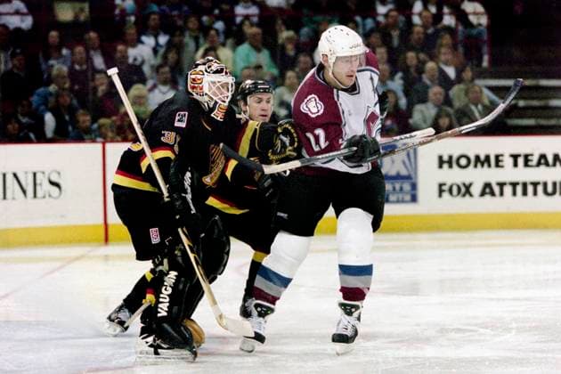 970318 Ishockey, NHL, Eishockey Herren, USA Colorado Avalanche - Vancouver Canucks, 4-2: Corey Hirsch, malvakt, Vancouver Canucks och Claude Lemieux, Colorado Avalanche. Copyright: BILDBYRAN BB970318BB037