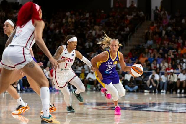 July 22, 2025, Washington, District Of Columbia, USA: JULIE ALLEMAND 20 of the Los Angeles Sparks handles the ball against SUG SUTTON 1 of the Washington Mystics at CareFirst Arena Washington USA - ZUMAs352 20250722_zsp_s352_038 Copyright: xSabinaxShyshx