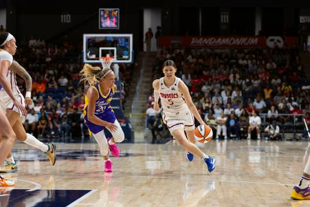 July 22, 2025, Washington, District Of Columbia, USA: JADE MELBOURNE 5 of the Washington Mystics drives to the basket against JULIE ALLEMAND 20 the Los Angeles Sparks at CareFirst Arena Washington USA - ZUMAs352 20250722_zsp_s352_060 Copyright: xSabinaxShyshx