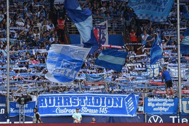 Bochumer Fans in der Ostkurve im Vonovia Ruhrstadion 10.08.2025, Fussball 2. Bundesliga, Saison 2025 2026, 2. Spieltag, VfL Bochum - SV Elversberg 2:0 DFL regulations prohibit any use of photographs as image sequences and or quasi-video Bochum Vonovia Ruhrstadion Nordrhein Westfalen Deutschland
