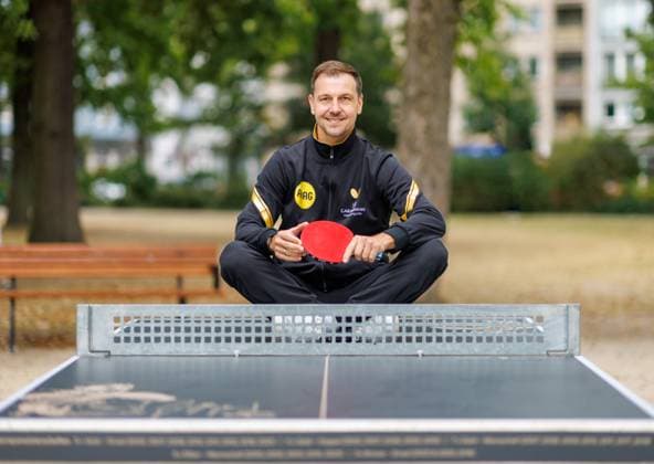 Sport Bilder des Tages 22.08.2025. Düsseldorf. Feierliche Übergabe der Timo-Boll-Tischtennisplatte im Hofgarten. Mit einem speziellen Branding der Tischtennisplatte würdigen die Landeshauptstadt Düsseldorf und D.SPORTS noch einmal die außerordentliche Karriere sowie die Verdienste von Tischtennis-Superstar Timo Boll, der den in Düsseldorf über rund zwei Jahrzehnte maßgeblich geprägt und in seiner stets sympathischen Art hervorragend repräsentiert hat. Feierliche Übergabe der Timo-Boll-Tischtennisplatte