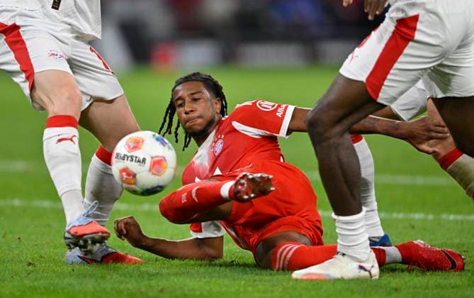Zweikampf, Aktion Michael Olise FC Bayern Muenchen FCB (17) am Boden FC Bayern Muenchen FCB vs RB Leipzig RBL 22.08.2025 DFL REGULATIONS PROHIBIT ANY USE OF PHOTOGRAPHS AS IMAGE SEQUENCES AND OR QUASI-VIDEO FC Bayern Muenchen FCB vs RB Leipzig RBL Muenchen Copyright: xEibner-Pressefotox EP_MWI