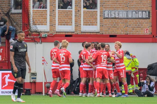 im Bild v.l.: Tor, Treffer, Jubel, Torjubel, Freude, Begeisterung, feiert, nach 1:0, GER, Berlin, 1. FC Union Berlin vs VfB Stuttgart, 1. Bundesliga, Fussball, DFB, Spielzeit 2025 2026, Alte Foersterei, . Spieltag, DFB DFL REGULATIONS PROHIBIT ANY USE OF PHOTOGRAPHS AS IMAGE SEQUENCES AND OR QUASI-VIDEO, 23.08.25, Copyright: HMBxMedia UwexKoch
