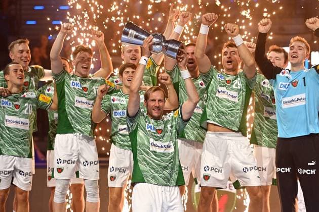 Sport Bilder des Tages Siegerehrung,Teamfoto,Team,Mannschaft,Mannschaftsfoto,Max DAJ (Fuechse Berlin) mit Pokal,Cup,Trophaee. Jubel,Freude,Begeisterung, Handball Super Cup 2025 der Maenner Fuechse Berlin vs. THW Kiel am 23.08.2025, SAP GARDEN Muenchen.
