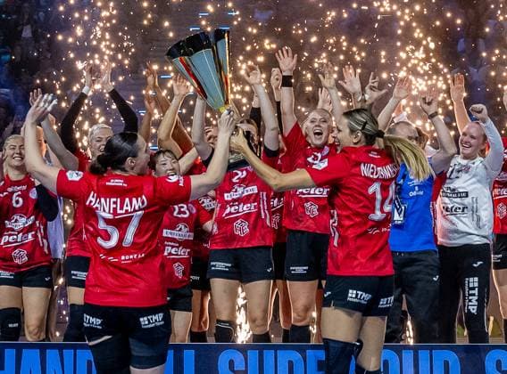 Das Team des Thueringer HC bejubelt den Gewinn des HBF Supercup 2025 bei der Siegerehrung GER, HSG Blomberg-Lippe vs. Thueringer HC, Handball, HBF Supercup 2025, Finale, 23.08.2025. GER, HSG Blomberg-Lippe vs. Thueringer HC, Handball, HBF Supercup 2025, Finale, 23.08.2025. Muenchen Copyright: xEibner-Pressefoto HeikexFeinerx EP_HFR