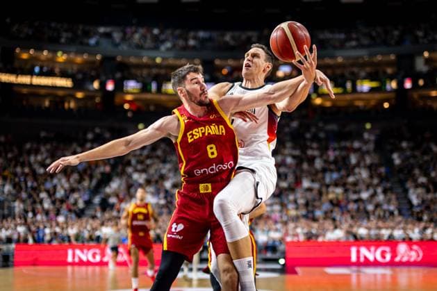 Basketball Köln 23.08.2025 Testspiel Freundschaftsspiel DBB Länderspiel Männer Herren Deutschland (GER) - Spanien (ESP) Johannes Voigtmann (Deutschland, No.07) Dario Brizuela (Spanien, No.08)