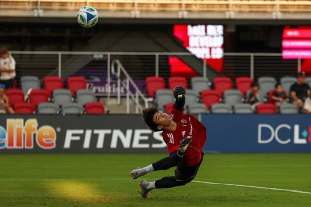 August 23, 2025, Washington Dc, District Of Columbia, USA: Washington, D.C.: D.C. United goalkeeper Kim Joon-Hong (1) dives for a ball during warmups before an MLS, Fussball Herren, USA game on Saturday, August 23rd, 2025 at Audi Field. The DC United and Inter Miami CF played to a 1-1 draw. Washington Dc USA - ZUMAp258 20250823_znp_p258_005 Copyright: xStevexPrakopex