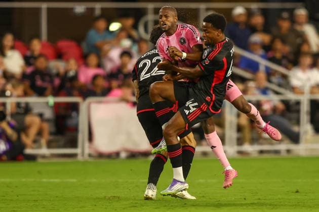 August 23, 2025, Washington Dc, District Of Columbia, USA: Washington, D.C.: Inter Miami CF forward Fafa Picault (14) collides with several D.C. United players during an MLS, Fussball Herren, USA game on Saturday, August 23rd, 2025 at Audi Field. The DC United and Inter Miami CF played to a 1-1 draw. Washington Dc USA - ZUMAp258 20250823_znp_p258_015 Copyright: xStevexPrakopex